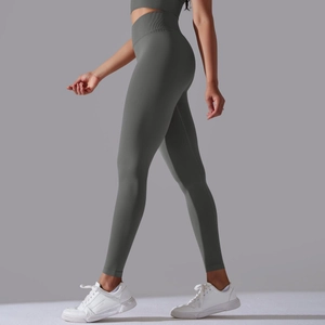 Detailaufnahme der nahtlosen High-Waist Yoga-Hose mit Strickstruktur und Kompression