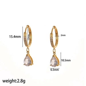 Dimensions détaillées des créoles dorées avec pendentifs zircon et poids de 2,8g par paire