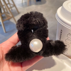 Pince à cheveux fourrée noire avec grande perle décorative, accessoire d'hiver doux et mignon.