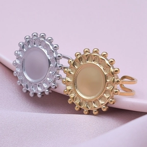 Detail of adjustable sunflower rings with round base in gold and silver finish