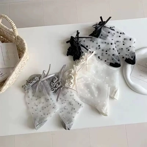 Chaussettes en tulle transparent à pois avec volants et nœuds en noir, blanc et gris