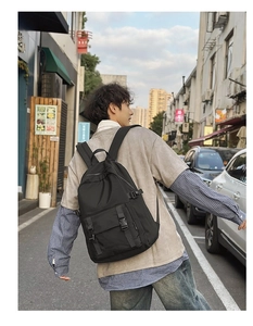 Hombre lleva mochila oxford negra grande impermeable en un entorno urbano