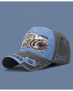 Gros plan sur la casquette vintage avec patch requin effiloché et broderie style