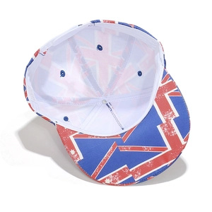 Detalle interior de la gorra hip hop con patrón de bandera británica y cierre ajustable