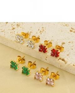 Détail de boucles d'oreilles trèfle avec placage en or 18K et zircons de couleur