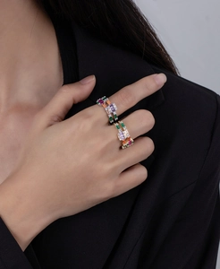 Close-up van gouden ringen met gekleurde zirkonia op een zwarte achtergrond