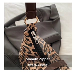 Nahaufnahme der Leoparden-Tasche mit Silber-Reißverschluss und braunem Lederriemen
