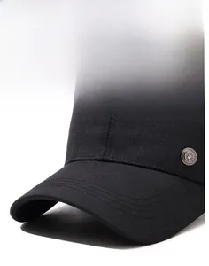Detail einer schwarzen Baseballkappe mit versteiftem gebogenem Schirm und verstärkten Nähten