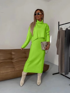 Détail de la texture tricot vert fluo avec haut à col montant et jupe moulante