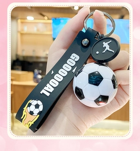 Dettaglio portachiavi calcio con mini pallone, cinturino GOOOOOAL e gancio in metallo