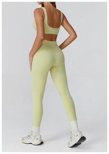 Détail de l'ensemble de yoga montrant la coupe en V au dos et la texture du tissu