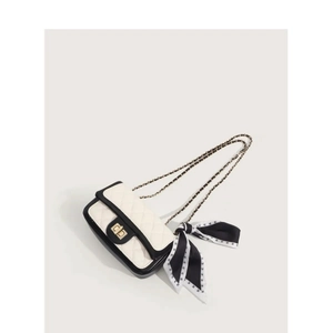 Sac à chaîne en cuir matelassé blanc et noir avec foulard en soie décoratif à motif M