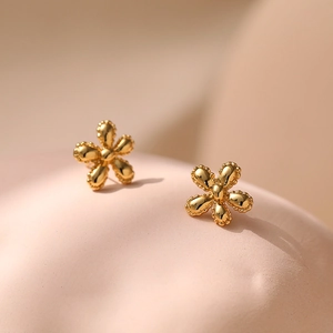 Minimalist 18K gold-plated flower stud earrings with elegant beaded edge detailing