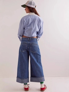 Dunkelblaue Weitbein-Jeans mit vertikalen Streifen in der Rückansicht am Modell gezeigt