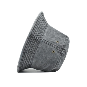Dettaglio del cappello pescatore in cotone grigio scuro con texture e fori di ventilazione