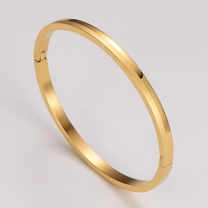 Detalle de brazalete de acero inoxidable dorado de 4mm con acabado pulido y cepillado