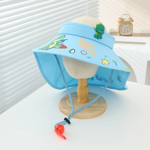Détail d'un chapeau de soleil bleu pour enfant avec dinosaure et sifflet rouge