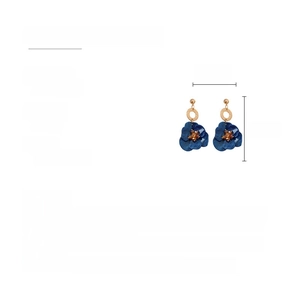 Détail de boucles d'oreilles fleurs en résine bleue avec clous dorés et dimensions