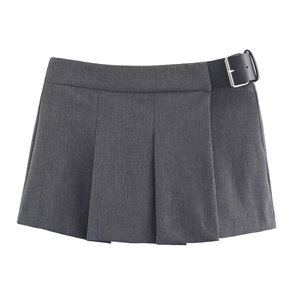 Jupe plissée grise chic avec ceinture noire et boucle argentée sur fond blanc