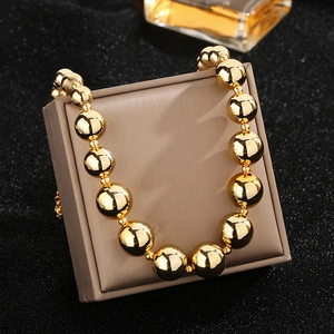 Auffällige goldene Perlenkette mit Hochglanz-Finish an einer Schmuckschatulle