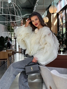 Blouse élégante en organza blanc à volants superposés avec détail floral au col