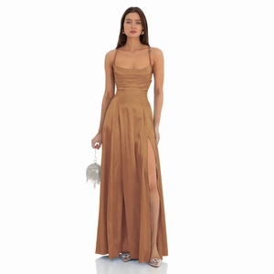 Robe longue élégante en satin doré avec encolure carrée et fente haute pour soirée