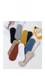 Detailansicht der bunten unsichtbaren Baumwollsocken in fächerförmiger Anordnung