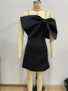 Gros plan du grand nœud décoratif sur cette robe bustier noire élégante de style chic