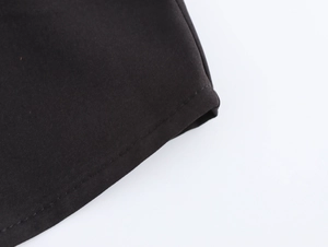 Detail der sauberen Einnadelnaht am schwarzen Ärmelrand des Leoparden-Shirts