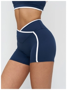 Détail du short de yoga taille haute avec taille en V et liserés contrastés blancs