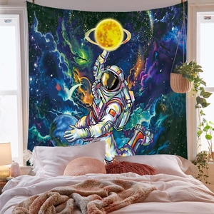 Nahaufnahme eines Bohème-Wandteppichs mit Astronauten- und Sternenhimmel-Motiv
