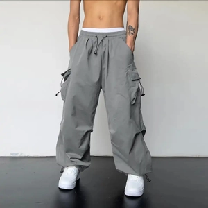 Vue détaillée du pantalon cargo vert sauge avec ourlets à cordon et tissu très résistant