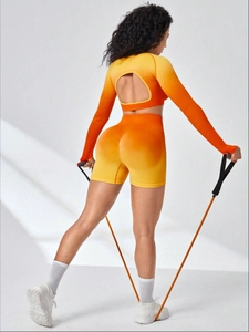 Detail of seamless ribbed gym set featuring a back cutout and vibrant gradient finish