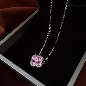 Collier avec pendentif trèfle à quatre feuilles en zircon rose dans un écrin noir