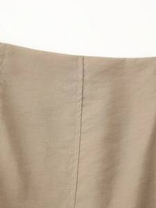 Detalle macro de la tela de sarga caqui con costuras precisas en una falda