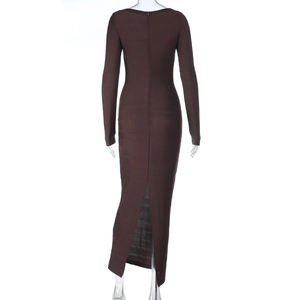 Vue détaillée du dos d'une robe bandage moulante à manches longues en couleur marron foncé