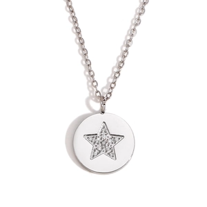 Collier avec pendentif étoile argenté et incrustation de zircons sur une médaille ronde