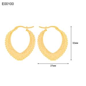 Dettaglio di orecchini a goccia placcati in oro 18K con dimensioni 32 mm per 27 mm