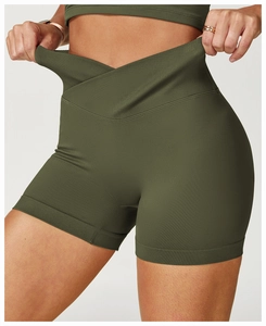 Detailansicht der olivgrünen Yoga-Shorts mit gekreuztem Bund und geripptem elastischem Stoff