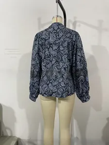 Dettaglio dell'elegante motivo floreale paisley blu scuro sul retro della camicia