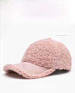 Dettaglio ravvicinato del cappellino da baseball rosa in morbido pile testurizzato sherpa