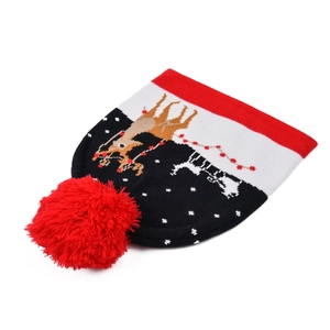 Detail der Weihnachtsstrickmütze mit rotem Bommel und festlichem Rentier-Stickmuster