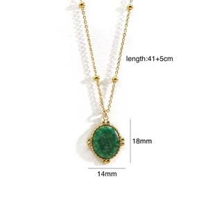 Détail du collier plaqué or 14K avec pendentif en jade africain vert facetté de 18 mm