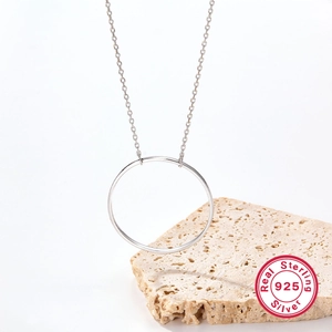 Vue verticale du collier anneau géométrique en argent S925 massif sur pierre naturelle