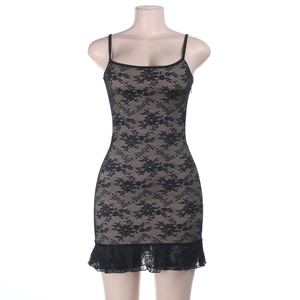 Dettaglio mini abito in pizzo nero con fodera in rete e orlo a volant elegante