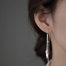 Orecchini lunghi in argento con frange che mostrano movimento e caduta elegante a nappa