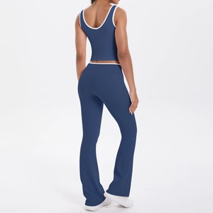 Vue détaillée du dos de l'ensemble de yoga bleu marine avec bordures blanches