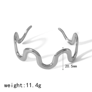 Detailed view of wave-shaped silver bangle with 20.5mm width and 11.4g weight specifications