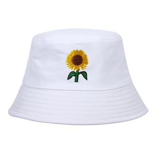 Detailaufnahme der Sonnenblumen-Stickerei auf einem weißen Baumwoll-Anglerhut mit sauberen Nähten