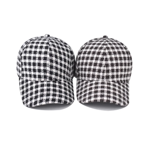 Verdickte schwarz-weiße Baseballkappen aus Tweed für Damen und Herren auf weißem Hintergrund